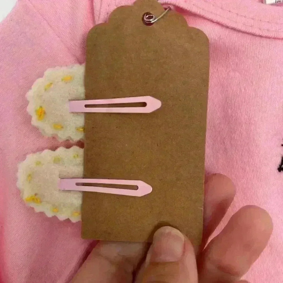 BNWT 6-12 mo. Pink Onesie Hand Embroidered with Bumblebees with Felt Barrettes - Picture 7 of 9